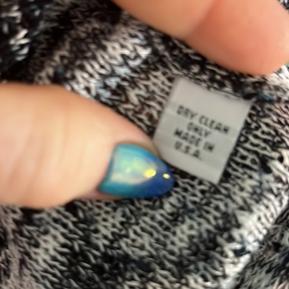 Sportsworks Studio Sweater V-neck Button Details Size Small - Picture 8 of 8